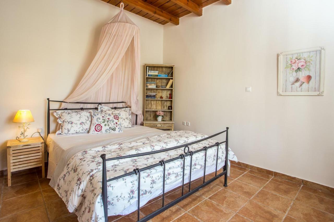 Sunny Countryside Villa - With Private Pool ฟาลิรากี ภายนอก รูปภาพ